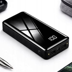 Črna prenosna baterija z LCD zaslonom in štirimi USB vhodi