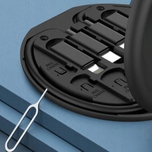 Komplet adapterjev 5v1 USB-C mikro USB Lightning za mobilne telefone 12 Komplet črnih USB adapterjev in polnilnih kablov na beli podlagi