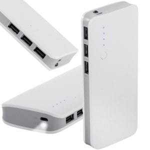 Bela prenosna baterija 10000mAh LED in 3x USB 2.1 powerbank na beli podlagi