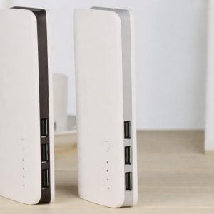 Bela prenosna baterija s tremi USB vhodi in LED zaslonom
