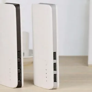 Bijela prijenosna baterija s tri USB priključka i LED zaslonom