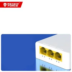 Kompaktni crni mrežni preklopnik s tri RJ45 priključka na stolu
