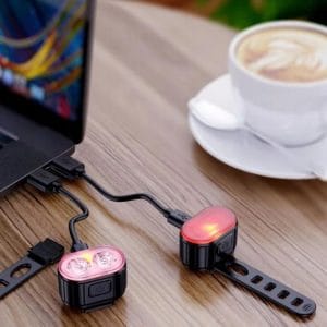 Set močnih aku. LED kolesarskih svetilk USB vodoodpornih črnih 15 Set dveh črnih LED kolesarskih svetilk na krmilu in pod sedežem