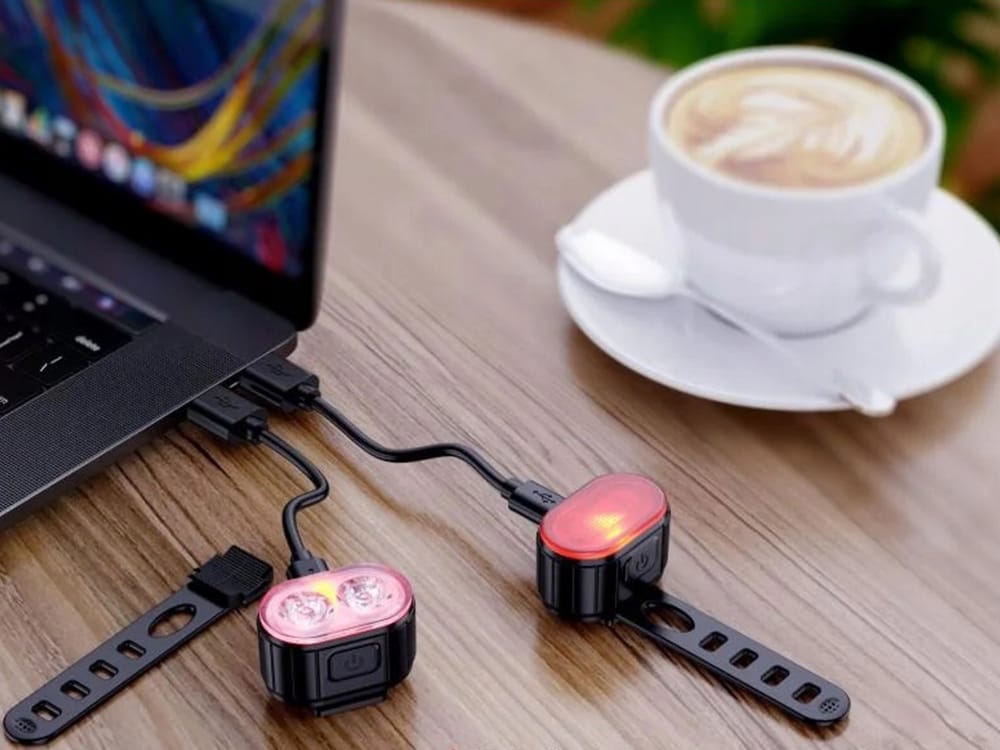 Set močnih aku. LED kolesarskih svetilk USB vodoodpornih črnih 8 Set dveh črnih LED kolesarskih svetilk na krmilu in pod sedežem