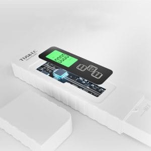 Beli LCD merilnik kakovosti vode TDS in temperature na sivi podlagi