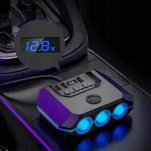 Crni auto punjač s četiri USB priključka i LCD zaslonom