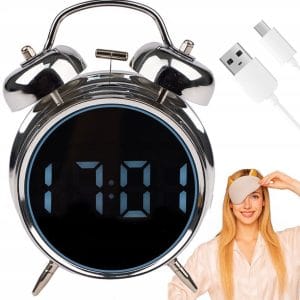 Srebrna retro klasična LCD digitalna budilka s prikazom časa na nočni omarici.