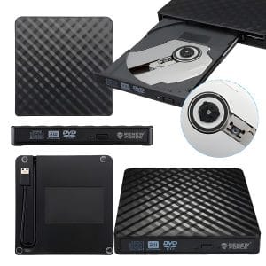 Črn prenosni zunanji pogon CD-DVD bralnik in zapisovalnik USB 3.0 KT18 ob prenosniku.